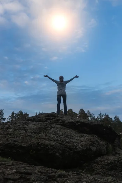 Жінка Вершині Гори Розтягує Руки Сонця Небі — стокове фото