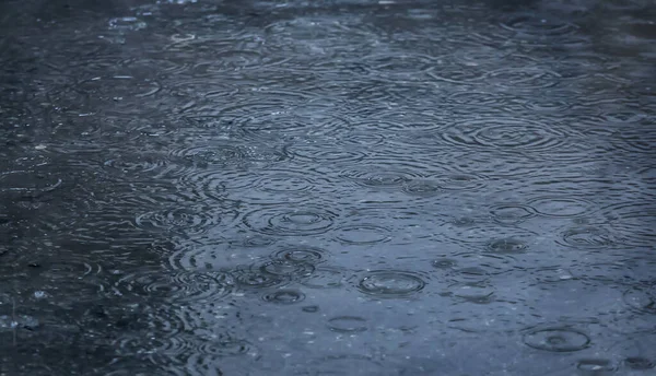 Σταγόνες Βροχής Πέφτουν Στην Πισίνα Στην Άσφαλτο — Φωτογραφία Αρχείου