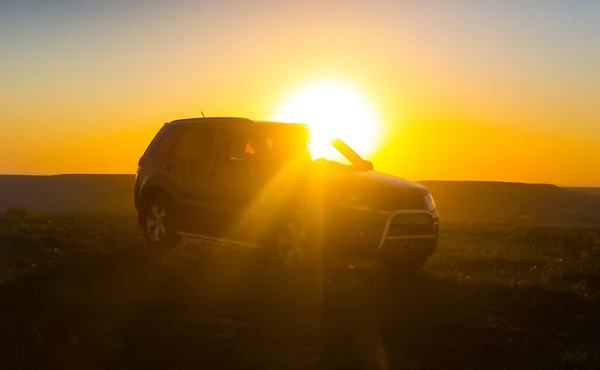 Suv Déplace Travers Champ Dans Soirée Coucher Soleil — Photo