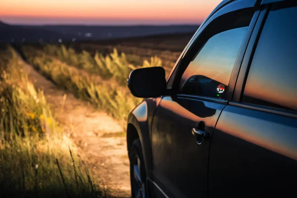 Suv Bevæger Sig Marken Aftenen Ved Solnedgang - Stock-foto