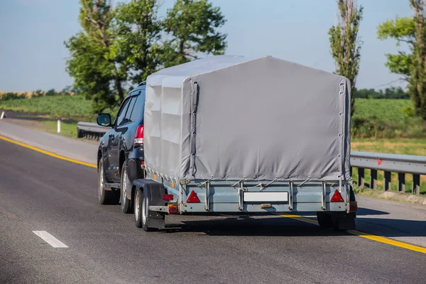 Auto Con Rimorchio Muove Una Strada Campagna Estate — Foto Stock