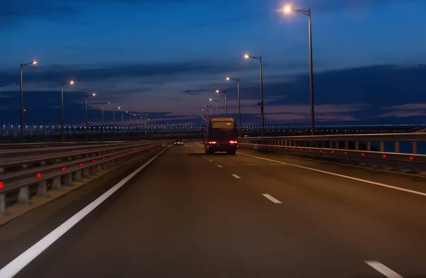 Verkehr Auf Einer Mehrspurigen Autobahn Außerhalb Der Stadt Der Nacht — Stockfoto