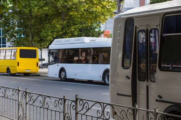 Bussen Rijden Langs Straat Verschillende Richtingen — Stockfoto