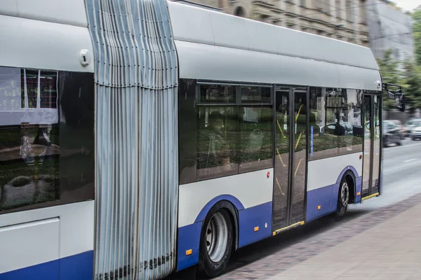 Şehir Otobüsü Sokakta Hareket Ediyor. Bulanık hareket.