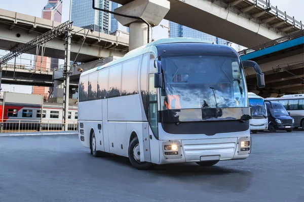 Şehir merkezindeki otobüs durağında.