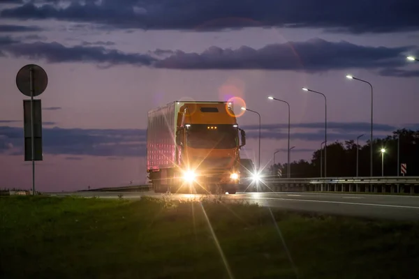 Ciężarówka Porusza Się Autostradzie Kraju Nocy — Zdjęcie stockowe
