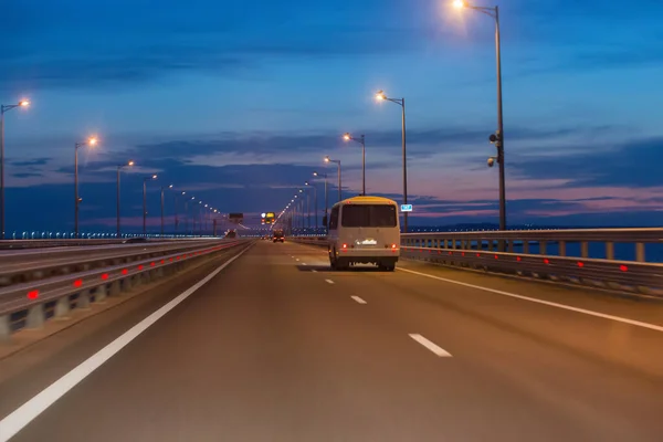 Verkehr Auf Einer Mehrspurigen Autobahn Außerhalb Der Stadt Der Nacht — Stockfoto