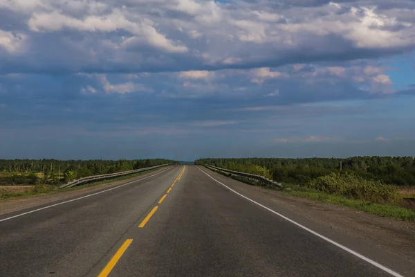 Carretera Vacía Que Cruza Horizonte Bajo Cielo Nublado — Foto de Stock