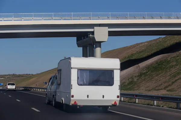 Coche Con Remolque Camper Mueve Largo Una Carretera Suburbana —  Fotos de Stock