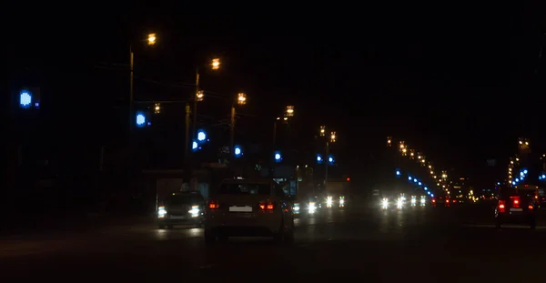 夜市大街上的汽车交通 — 图库照片