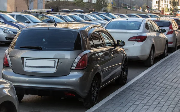 Carros Estacionados Calçada Pátio Edifício Residencial — Fotografia de Stock