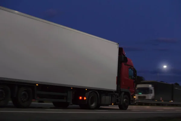 Ciężarówki Poruszają Się Nocą Podmiejskiej Autostradzie Przeciwnym Kierunku — Zdjęcie stockowe