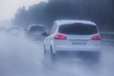 Sağanak yağmur sırasında otoyolda trafik