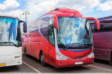 Bulutlu gökyüzünün arka planında turist otobüsleri