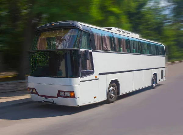 夏天旅游公共汽车在高速公路上行驶 — 图库照片