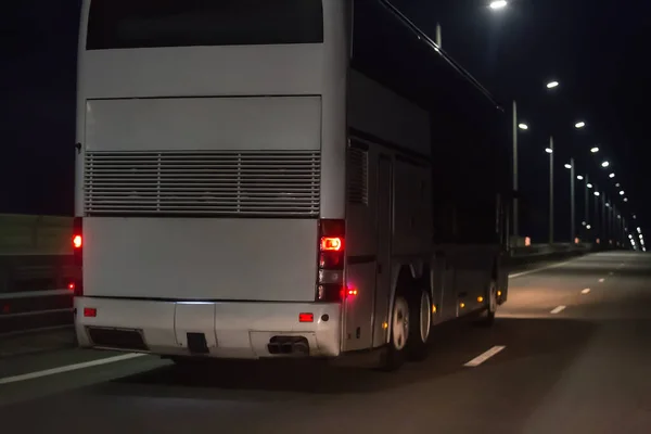 Autobus Pohybuje Přes Noc Osvětlené Dálnice — Stock fotografie