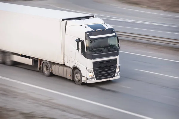 Big Powerful Truck Moves Highway — Stock Photo, Image