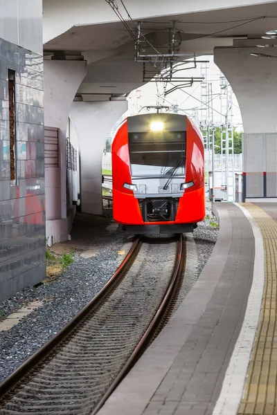 Modernt Rött Tåg Närmar Sig Tågstationen — Stockfoto