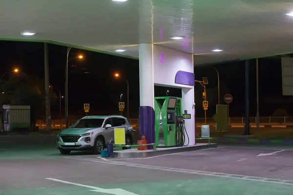 Moderno Posto Gasolina Noite Cidade — Fotografia de Stock