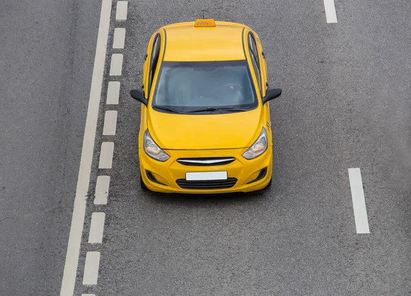 Sarı Taksi Şehrin Üst Manzarasında Hareket Ediyor — Stok fotoğraf
