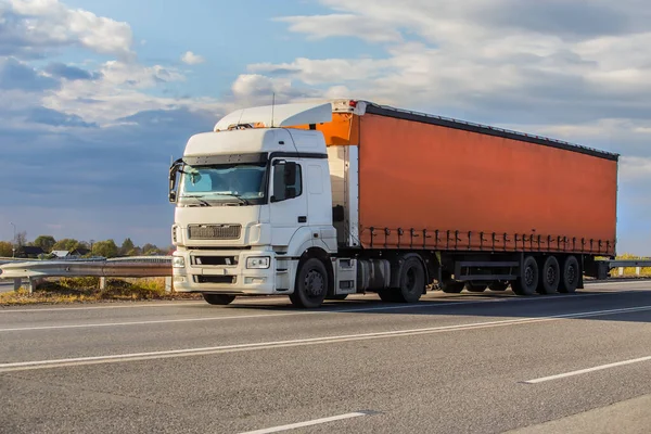 Lastbil Påhängsvagn Rör Sig Längs Motorvägen Vid Soluppgången — Stockfoto