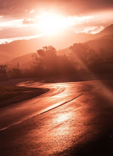 Gün Batımında Dağlarda Dolambaçlı Bir Yol — Stok fotoğraf