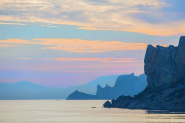 Dağ kıyısında bir körfezi olan güzel bir deniz manzarası.
