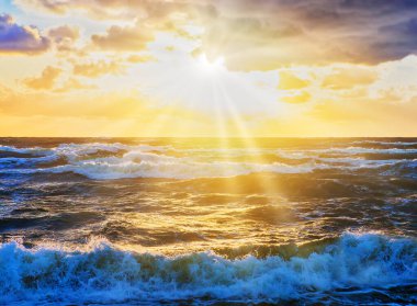 Gün batımında denizde güzel bir fırtına