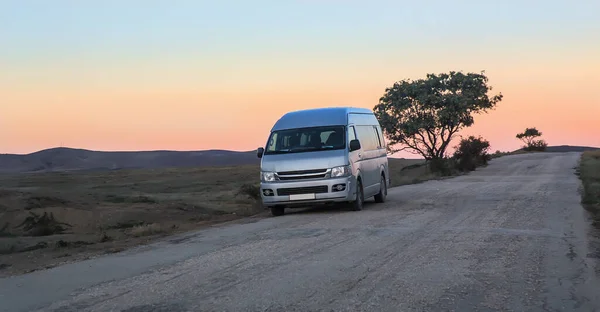 Minivan Mueve Camino Del Desierto Contra Telón Fondo Las Montañas —  Fotos de Stock