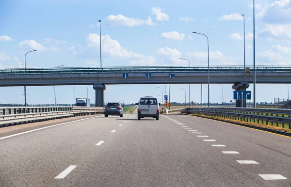 Carros Estão Movendo Uma Junção Rodoviária Dois Níveis — Fotografia de Stock