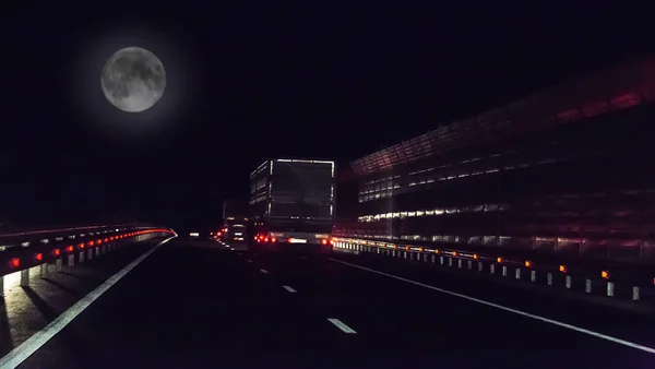 Los Camiones Mueven Por Noche Una Carretera Suburbana Luna Llena —  Fotos de Stock