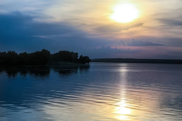 Красивый Закат Над Озером Летом — стоковое фото