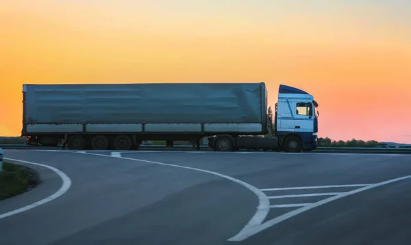 Ciężarówka Jedzie Autostradzie Wieczorem Zachód Słońca — Zdjęcie stockowe
