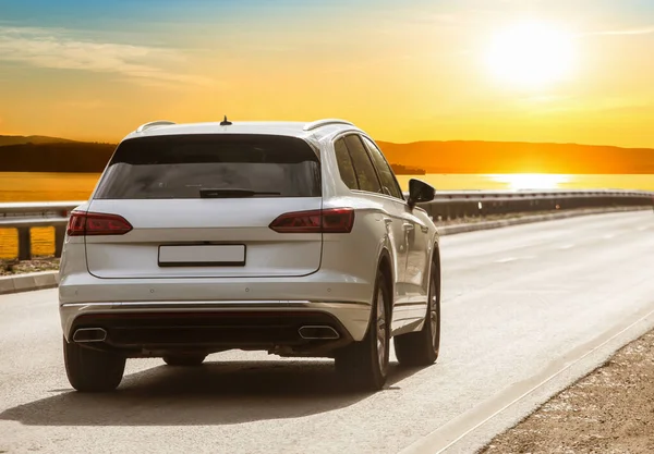 Crossover Muove Lungo Autostrada Sulla Riva Bellissimo Lago Una Giornata — Foto Stock