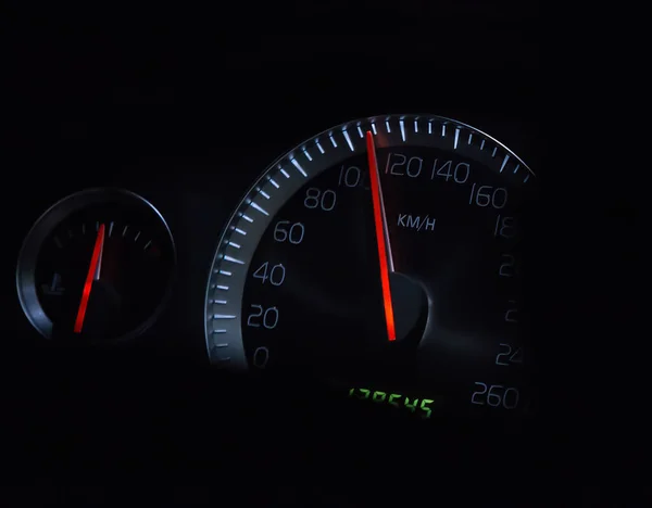자동차 속도계와 온도계는 어두운 — 스톡 사진
