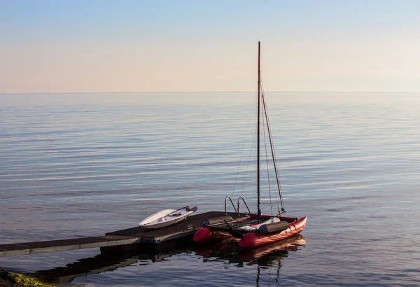 Catamarano Vela Molo Mare All Alba — Foto Stock