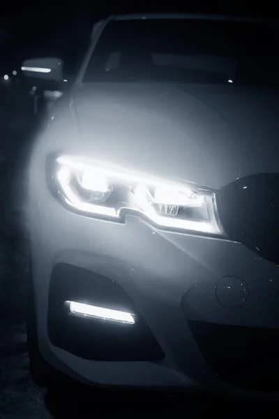 近代的な車のクローズアップの光るヘッドライト — ストック写真