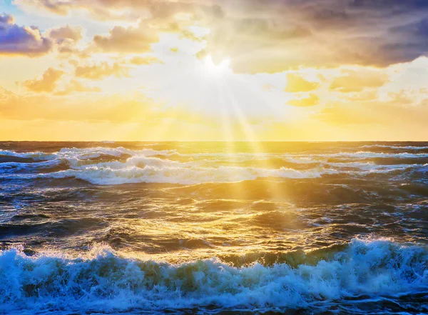 Gün batımında denizde güzel bir fırtına