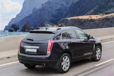 Crossover, deniz kıyısından dağlara doğru yol alır. Tatilde arabayla seyahat etmek.