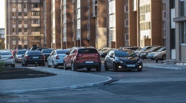 Arabalar bir apartmanın avlusuna park edilmiş.. 
