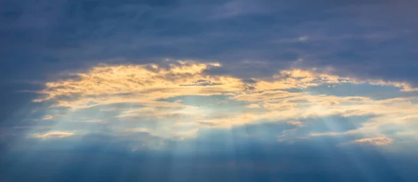 Mooie Zonnestralen Door Bewolkte Lucht — Stockfoto