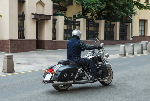 Motociclista Una Motocicleta Mueve Por Calle Ciudad —  Fotos de Stock