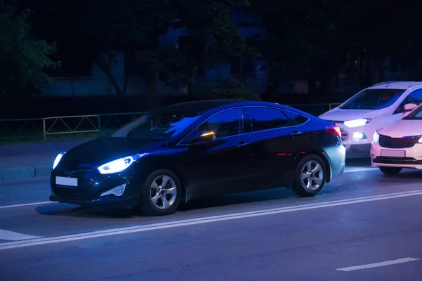 Şehirdeki Cadde Boyunca Arabalar Gece Hareket Ediyor — Stok fotoğraf