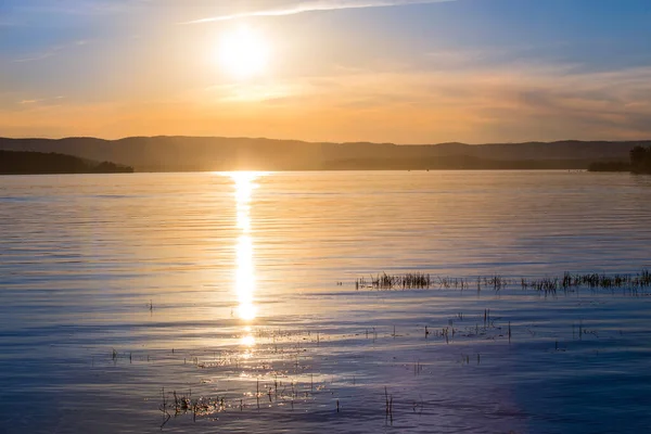 Belo Pôr Sol Sobre Lago Uma Noite Verão — Fotografia de Stock