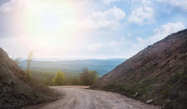 Estrada Terra Para Cordilheira Aberta Sob Nuvens Trovão — Fotografia de Stock