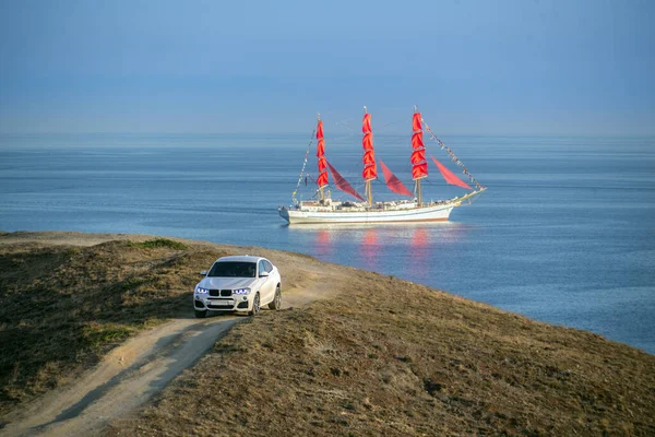 Segelschiff Mit Scharlachroten Segeln Auf Dem Meer Und Geländewagen Ufer — Stockfoto