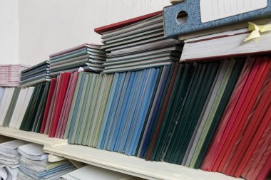 Dosyaları yakın çekimli dizinleri olan raflar