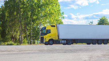 Sarı Kamyon Banliyö Otobanında Sürüyor