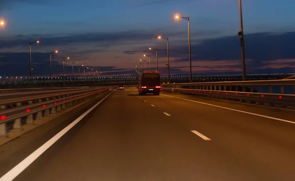 Nachts Autoverkehr Auf Mehrspuriger Autobahn — Stockfoto