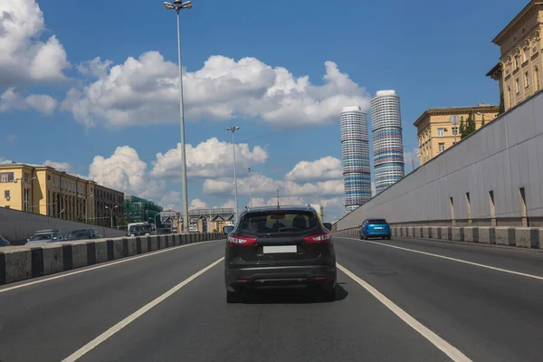 Traffico Auto Strada Più Corsie Città Durante Giorno — Foto Stock